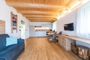 een woonkamer met een bank en een tv bij Lüch de Corona in Frena