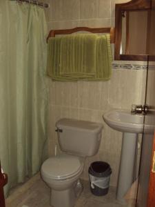 uma casa de banho com um WC e um lavatório em El Yaque Ranch em El Yaque