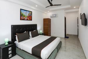 a bedroom with a large bed and a ceiling fan at Collection O Hotel Residency Near Dwarka Sector 21 Metro Station in New Delhi