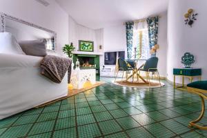 1 dormitorio con 1 cama y sala de estar con chimenea en Domina Levante - Exotic Villa with private SPA and Beach access, en Leporano