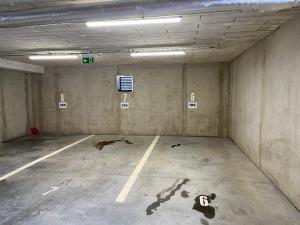 een lege parkeerplaats in een parkeergarage bij Apartmán Pod svahem in Loučná pod Klínovcem