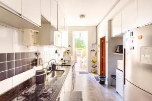 a kitchen with a sink and a counter top at Quarto em casa de vila em Botafogo, Rio de Janeiro in Rio de Janeiro