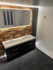 een badkamer met een wastafel en een spiegel bij Glencree in Windermere