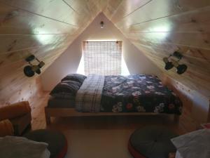 ein Schlafzimmer mit einem Bett in einem Zimmer mit einem Fenster in der Unterkunft Zelena livada (Green Meadow) in Bijelo Polje