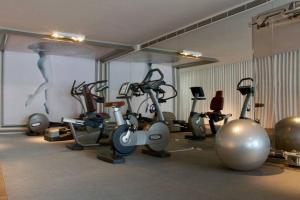 um ginásio com várias bicicletas de exercício numa sala em Divino apartamento en edificio de lujo en Punta del este em Punta del Este