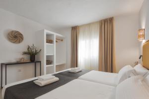 Postel nebo postele na pokoji v ubytování Alojamientos Turísticos Cardona Apartamento Hab Superior + 7 fotografií