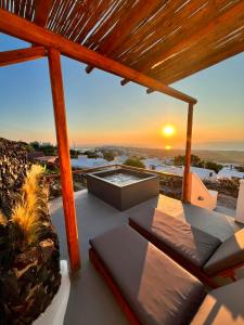 een patio met een zonsondergang op de achtergrond bij Sunset Paradise Oia in Oia