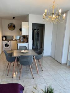 Kuchyň nebo kuchyňský kout v ubytování Appartement vue mer imprenable.