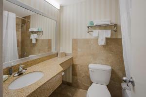 Koupelna v ubytování Econo Lodge + 14 fotografií