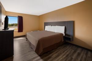 um quarto de hotel com uma cama e uma janela em Econo Lodge em Allentown