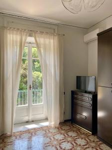 拿坡里的住宿－Filippo Secondo，带电视的客厅和带窗户的门