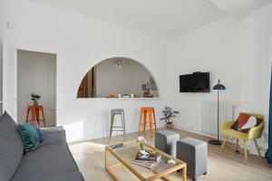 sala de estar con sofá y mesa en Cosy and renovated studio in heart of Paris XVieme, en París