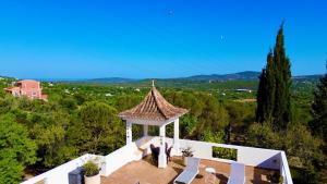 um gazebo com um telhado no topo de uma casa em Magical VILLA CASA KOI in Sao Bras de Alportel em São Brás de Alportel