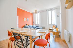 - une salle à manger avec une table et des chaises dans l'établissement Le Rome - Grand 3 ch 6 pers proche Vieux-Port, à Marseille