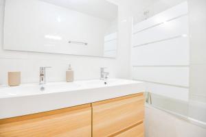 ein Badezimmer mit 2 Waschbecken und einem Spiegel in der Unterkunft Le Rome - Grand 3 ch 6 pers proche Vieux-Port in Marseille
