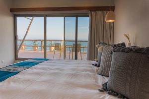 布塞里亞斯的住宿－Hotel Ysuri Bucerias，一间卧室设有一张床,享有海景