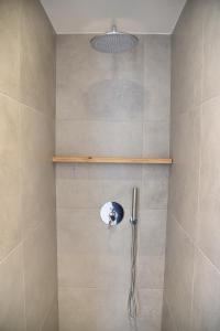 łazienka z prysznicem z głowicą prysznicową w obiekcie Villa Tulivu w mieście Paleros