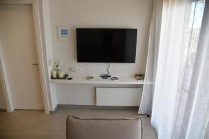 TV a/nebo společenská místnost v ubytování Villa Tulivu