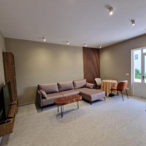un soggiorno con divano e tavolo di Apartaments Vila Mimani 2 a Berat