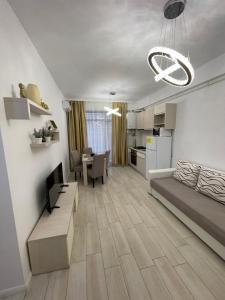 Una sala de estar con una cama y un comedor. en Selena by the sea, en Mamaia
