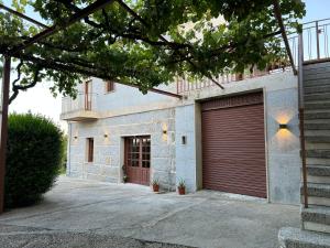 un garage avec une porte rouge dans un bâtiment dans l'établissement Casa en Cambeo, à Ourense