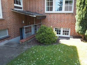 un edificio de ladrillo con un patio de hierba delante de él en Schöne Wohnung für einen Kurzurlaub in Lüneburg, en Lüneburg