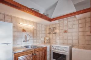 A kitchen or kitchenette at Alojamientos Turísticos Cardona - Apartamento 1 Hab. Standart