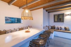 - une salle à manger avec une table, des chaises et un canapé dans l'établissement XEROLITHIA I, à Agios Sostis