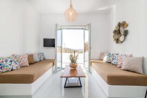 - un salon avec deux canapés et une table dans l'établissement XEROLITHIA I, à Agios Sostis