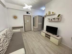 sala de estar con cama y TV de pantalla plana en Selena by the sea, en Mamaia 37 fotos más