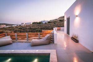 uma casa com piscina ao lado de um edifício em XEROLITHIA I em Ayios Sostis