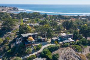 una vista aerea di una casa e dell'oceano di Sirena Insolente Hostel & Suites a Pichilemu