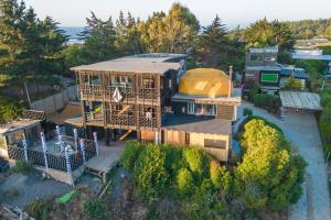 una vista aérea de una casa con cúpula en The Sirena Insolente Hostel en Pichilemu