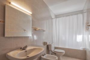 A bathroom at Alojamientos Turísticos Cardona - Apartamento 1 Hab. Standart
