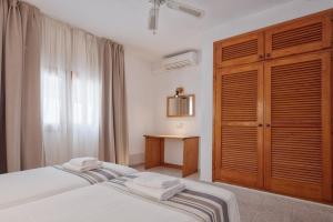 A bed or beds in a room at Alojamientos Turísticos Cardona - Apartamento 1 Hab. Standart