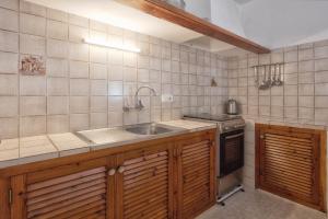 A kitchen or kitchenette at Alojamientos Turísticos Cardona - Apartamento 1 Hab. Standart