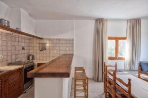A kitchen or kitchenette at Alojamientos Turísticos Cardona - Apartamento 1 Hab. Standart
