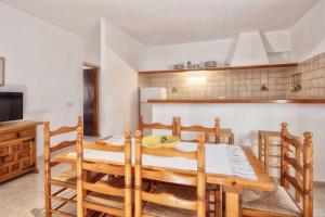 A kitchen or kitchenette at Alojamientos Turísticos Cardona - Apartamento 1 Hab. Standart