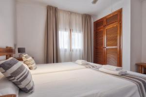 A bed or beds in a room at Alojamientos Turísticos Cardona - Apartamento 1 Hab. Standart