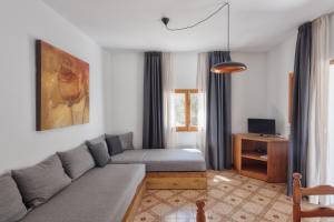 A television and/or entertainment centre at Alojamientos Turísticos Cardona - Apartamento 1 Hab. Standart