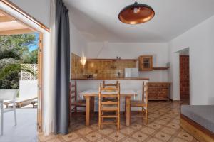A kitchen or kitchenette at Alojamientos Turísticos Cardona - Apartamento 1 Hab. Standart
