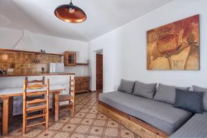 A kitchen or kitchenette at Alojamientos Turísticos Cardona - Apartamento 1 Hab. Standart