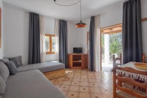 A bed or beds in a room at Alojamientos Turísticos Cardona - Apartamento 1 Hab. Standart
