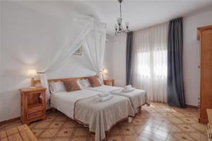 A bed or beds in a room at Alojamientos Turísticos Cardona - Apartamento 1 Hab. Standart