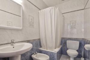 A bathroom at Alojamientos Turísticos Cardona - Apartamento 1 Hab. Standart Még 24 kép