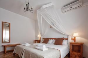 A bed or beds in a room at Alojamientos Turísticos Cardona - Apartamento 1 Hab. Standart