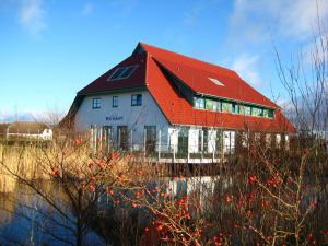 ドランスケにあるFerienhaus-Sonnenblumeの畑の上に赤屋根の家