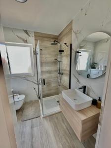 y baño con ducha, lavabo y espejo. en Magnolia Apartment Zadar, en Zadar