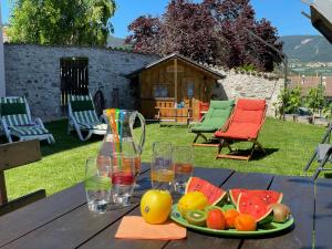 einen Tisch mit einem Obstteller und Gläsern darauf in der Unterkunft Agriturismo La Canonica in Brez