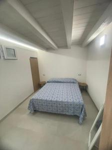 a bedroom with a bed in a white room at appartamento francy solare in Castellammare del Golfo +12 photos